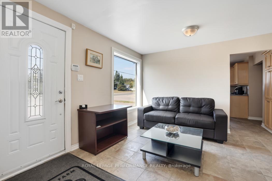 2002 Carp Road, Ottawa, Ontario  K0A 1L0 - Photo 4 - X12418279