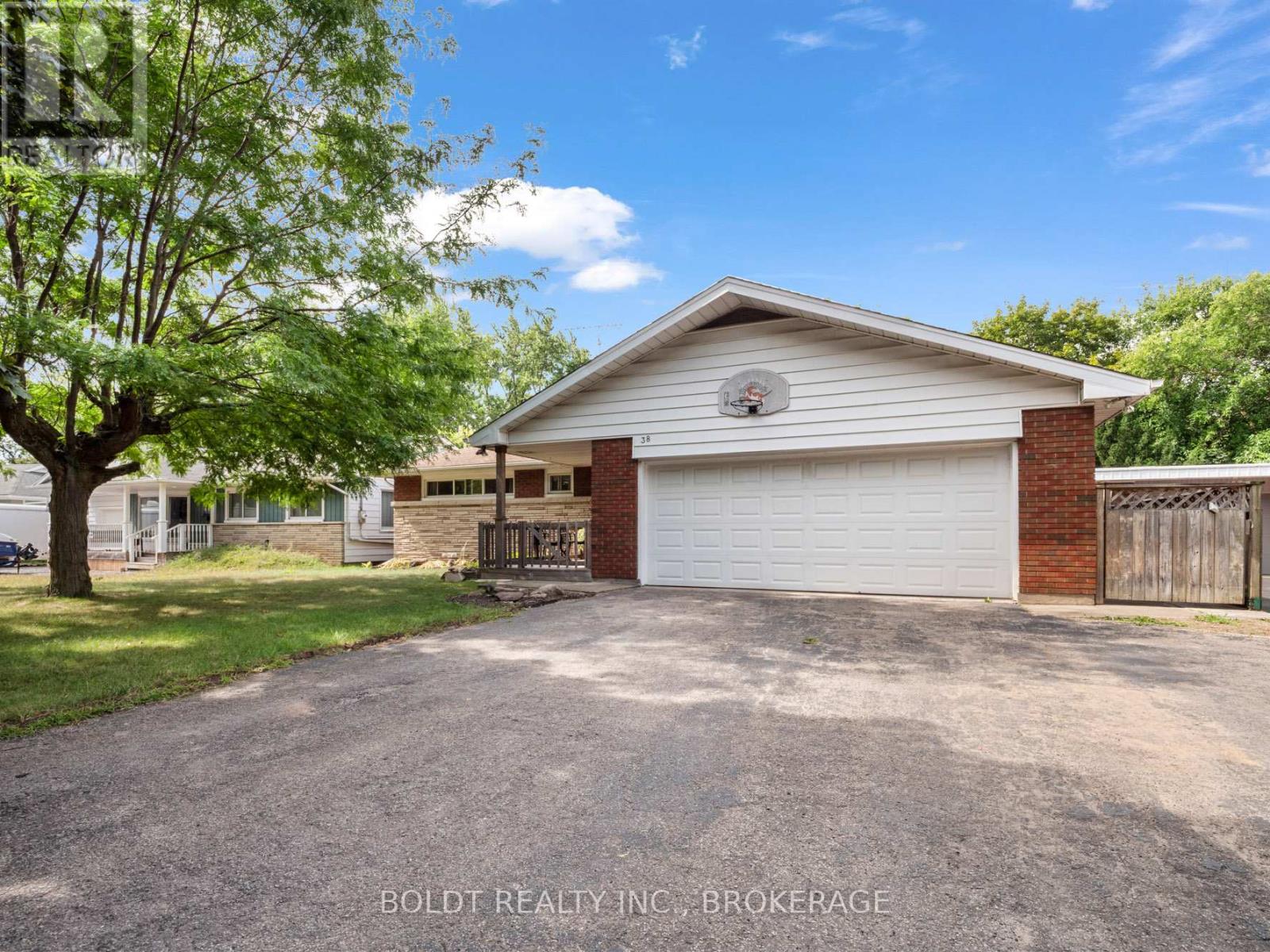 38 Kenworth Drive, St. Catharines, Ontario  L2M 4S2 - Photo 3 - X12418244