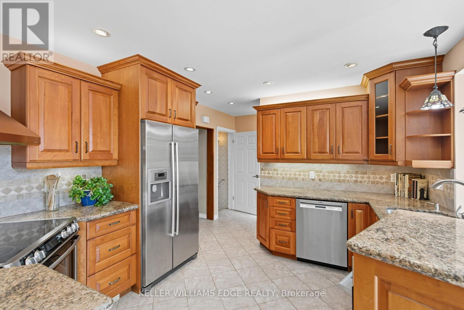 33 Goldfinch Road, Hamilton, Ontario  L9A 3W8 - Photo 17 - X12418138