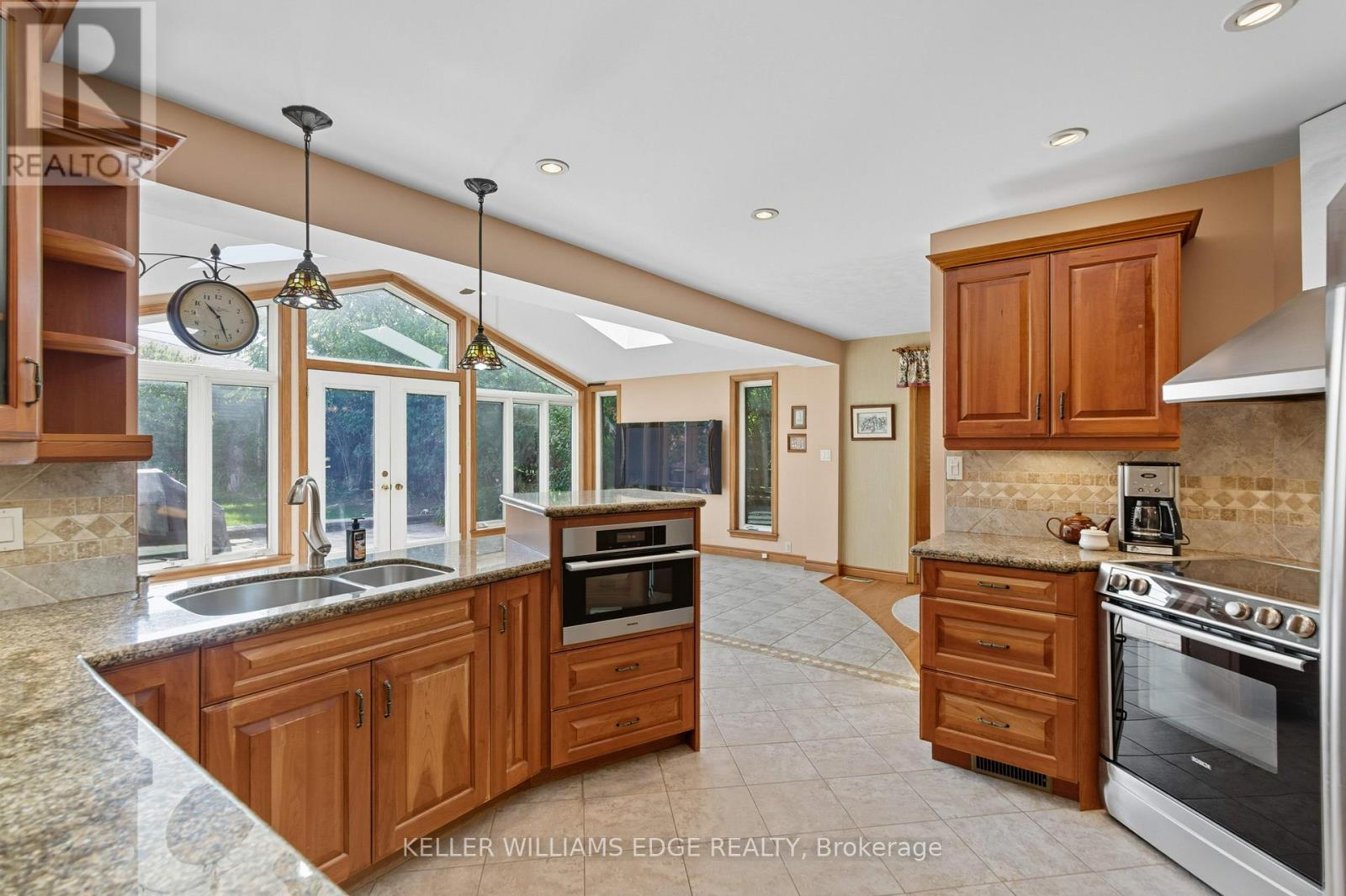33 Goldfinch Road, Hamilton, Ontario  L9A 3W8 - Photo 19 - X12418138