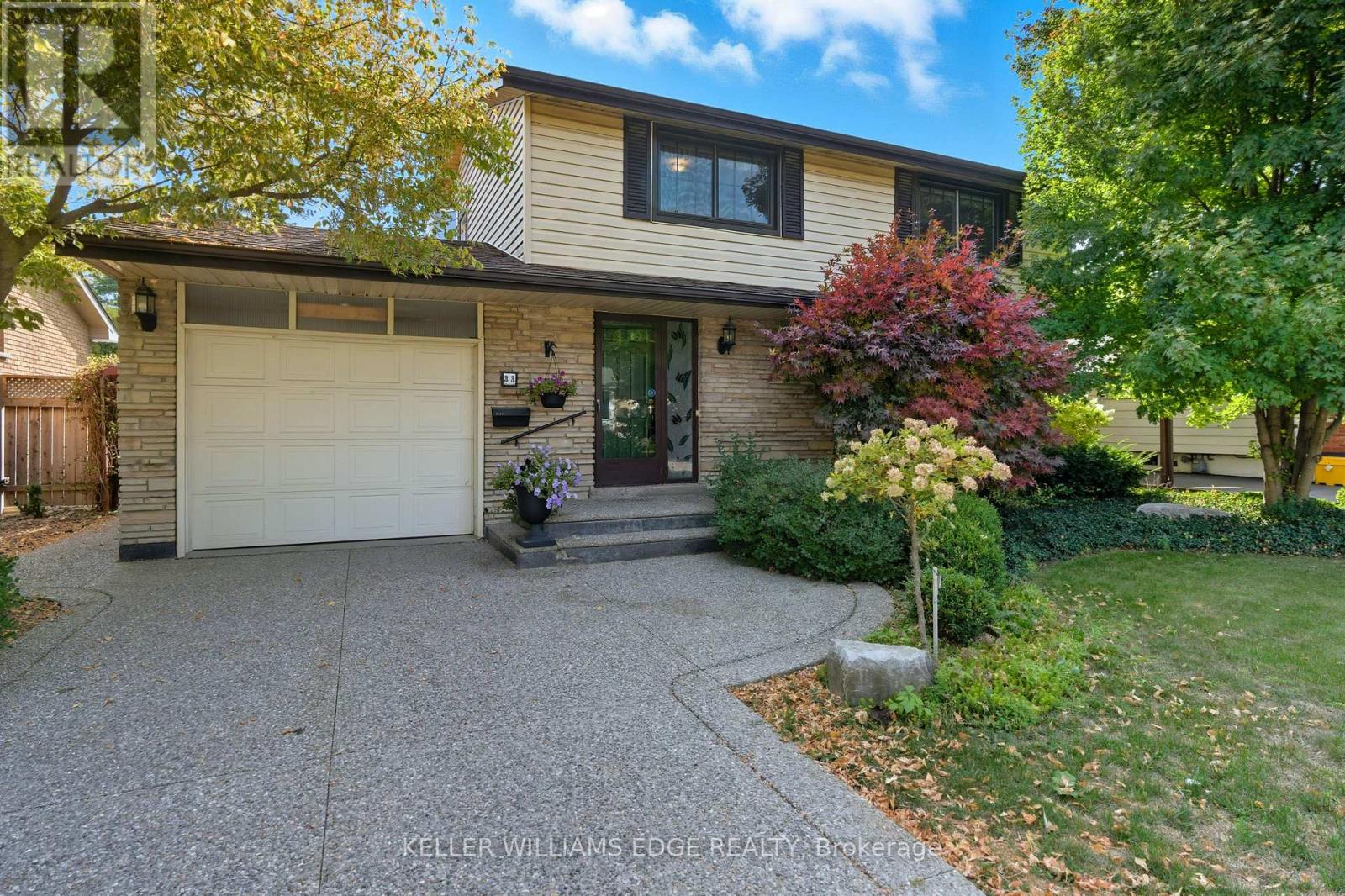 33 Goldfinch Road, Hamilton, Ontario  L9A 3W8 - Photo 5 - X12418138