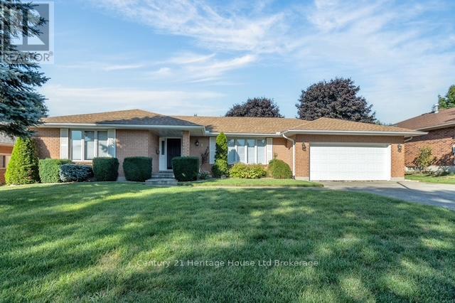 5 Thomas Avenue, Tillsonburg, Ontario  N4G 5K8 - Photo 1 - X12418302