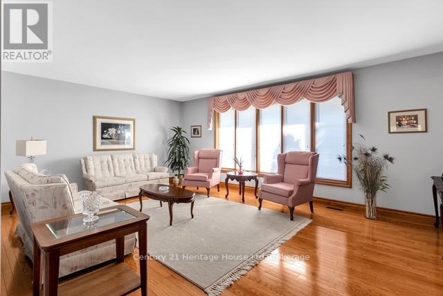 5 Thomas Avenue, Tillsonburg, Ontario  N4G 5K8 - Photo 7 - X12418302