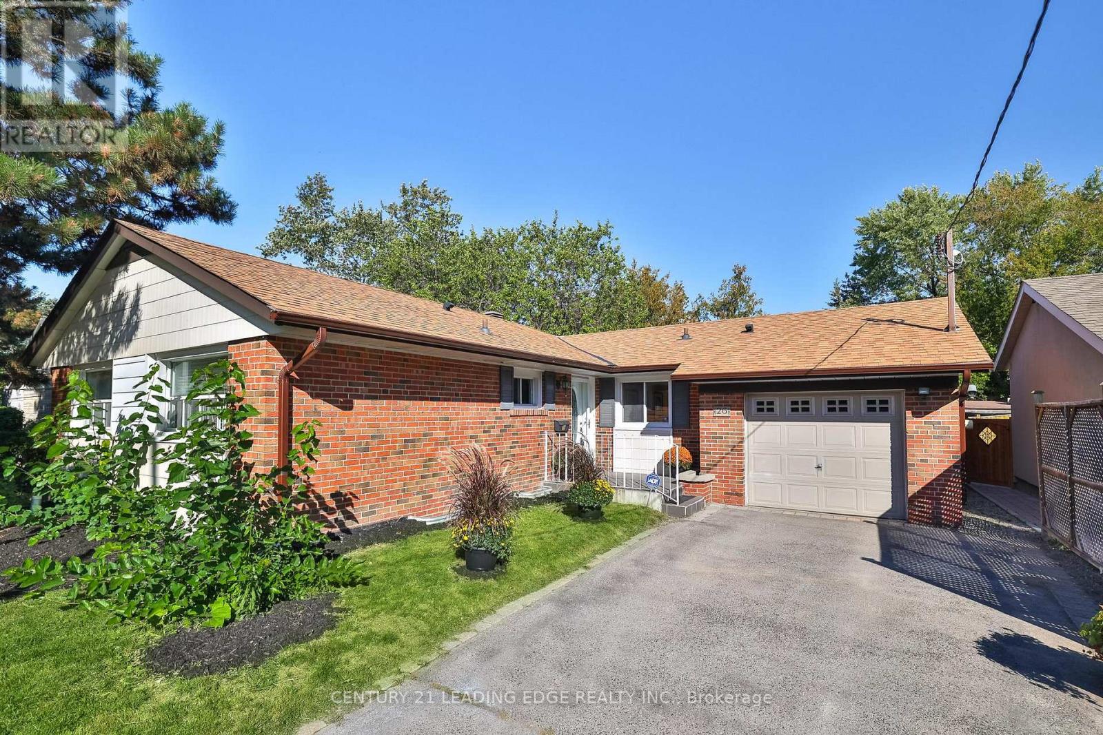 26 Elvaston Drive, Toronto, Ontario  M4A 1M9 - Photo 2 - C12418251