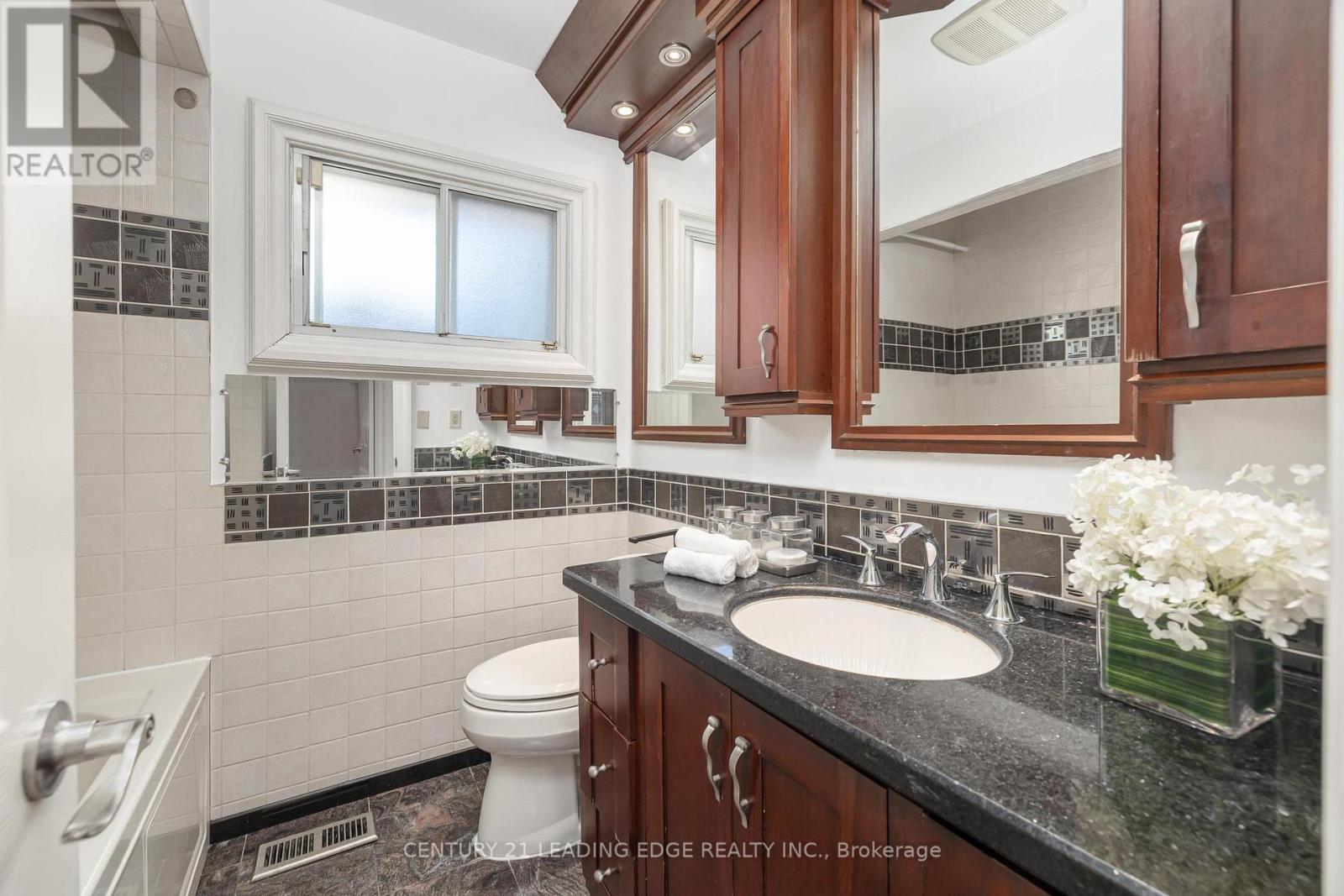 26 Elvaston Drive, Toronto, Ontario  M4A 1M9 - Photo 21 - C12418251