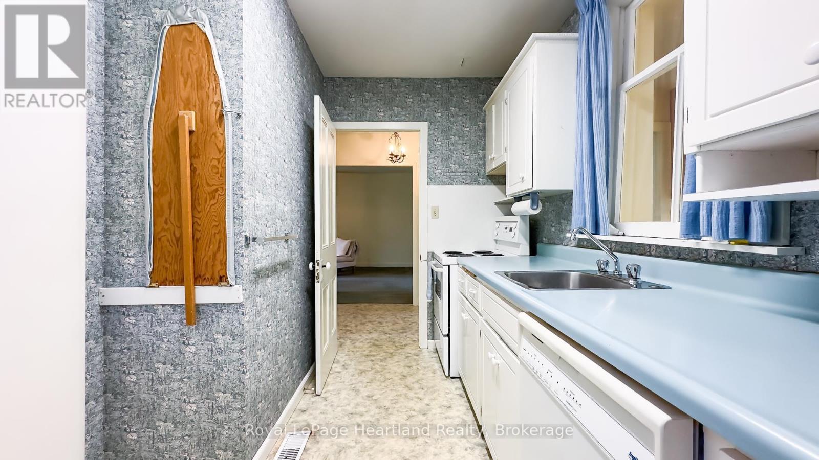 25 Wellington Street N, Goderich, Ontario  N7A 2W6 - Photo 12 - X12418355