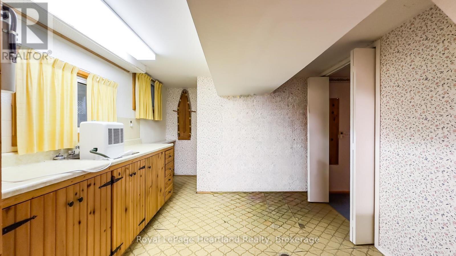 25 Wellington Street N, Goderich, Ontario  N7A 2W6 - Photo 46 - X12418355