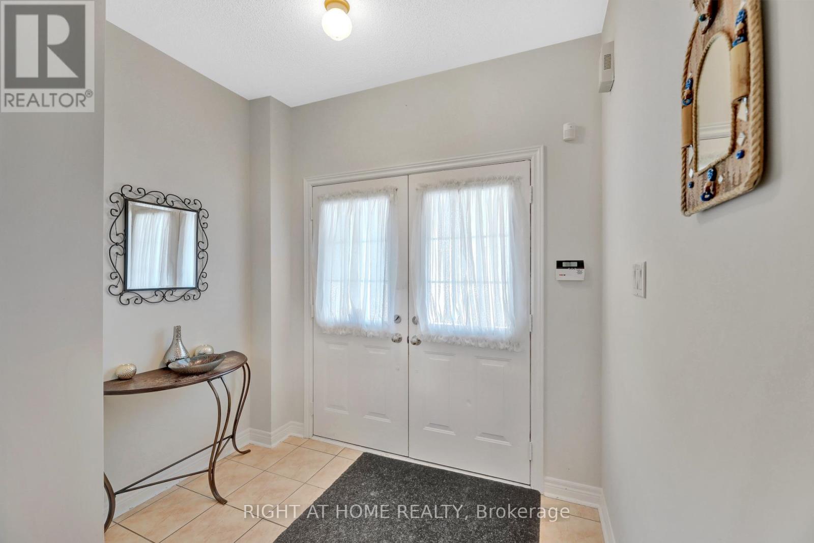 62 Martini Drive, Richmond Hill, Ontario  L4S 2T7 - Photo 4 - N12418179