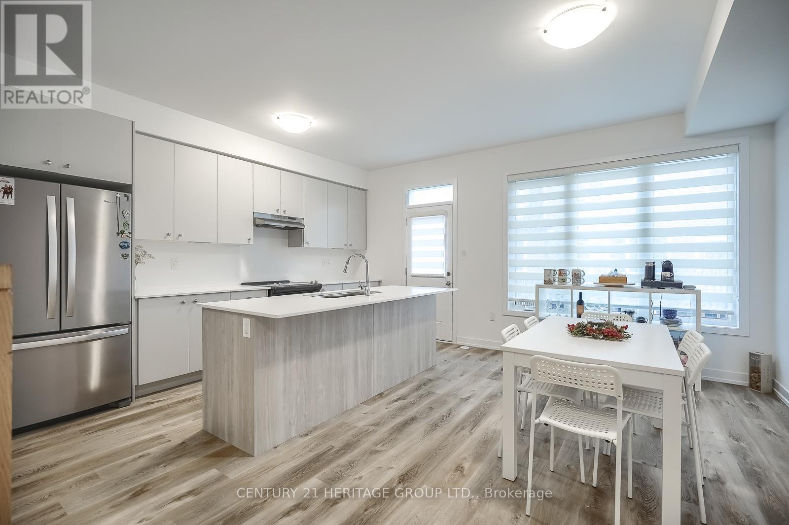 125 Lyall Stokes Circle, East Gwillimbury, Ontario  L0G 1M0 - Photo 12 - N12418225