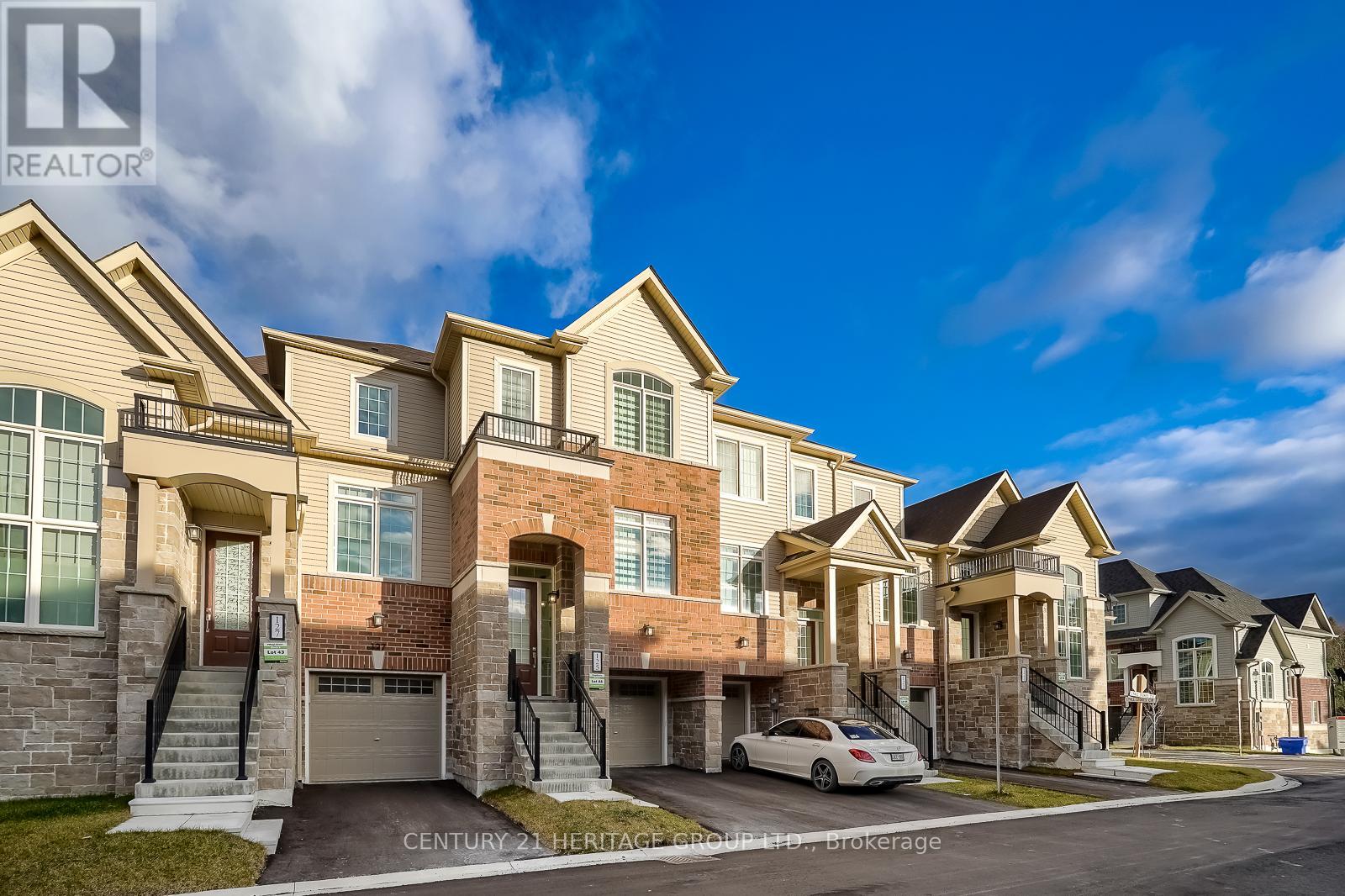 125 Lyall Stokes Circle, East Gwillimbury, Ontario  L0G 1M0 - Photo 2 - N12418225