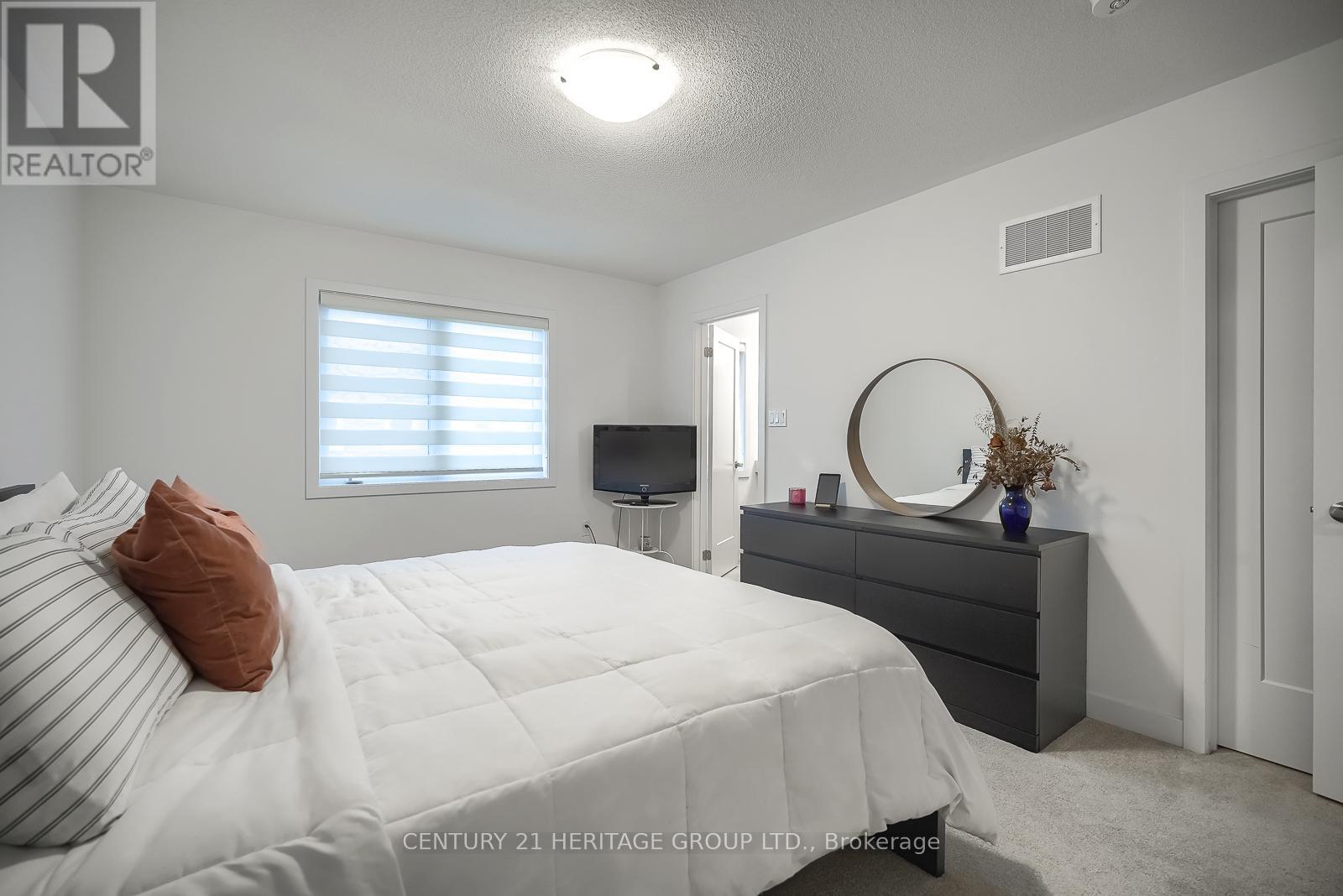 125 Lyall Stokes Circle, East Gwillimbury, Ontario  L0G 1M0 - Photo 22 - N12418225