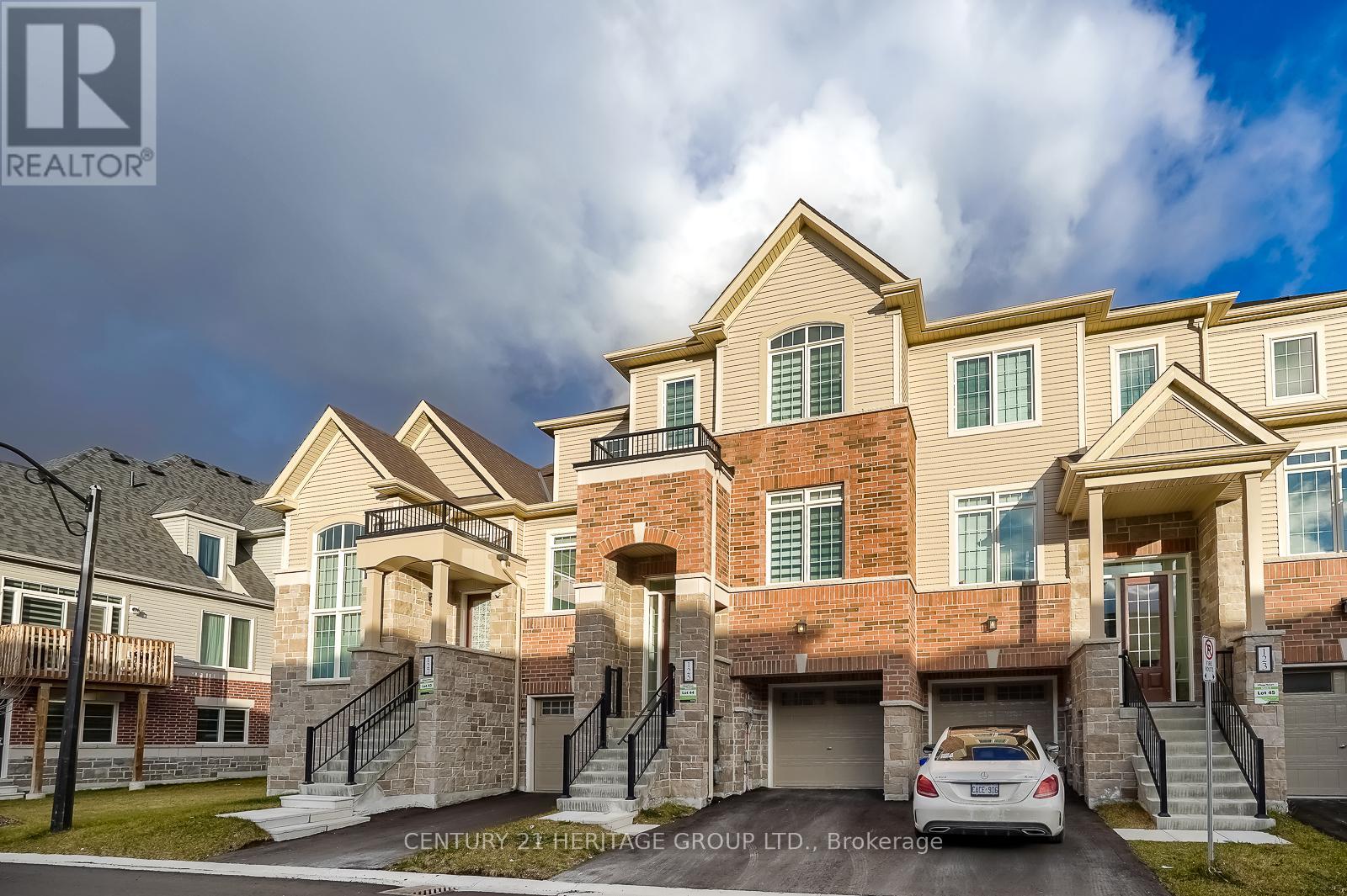 125 Lyall Stokes Circle, East Gwillimbury, Ontario  L0G 1M0 - Photo 4 - N12418225