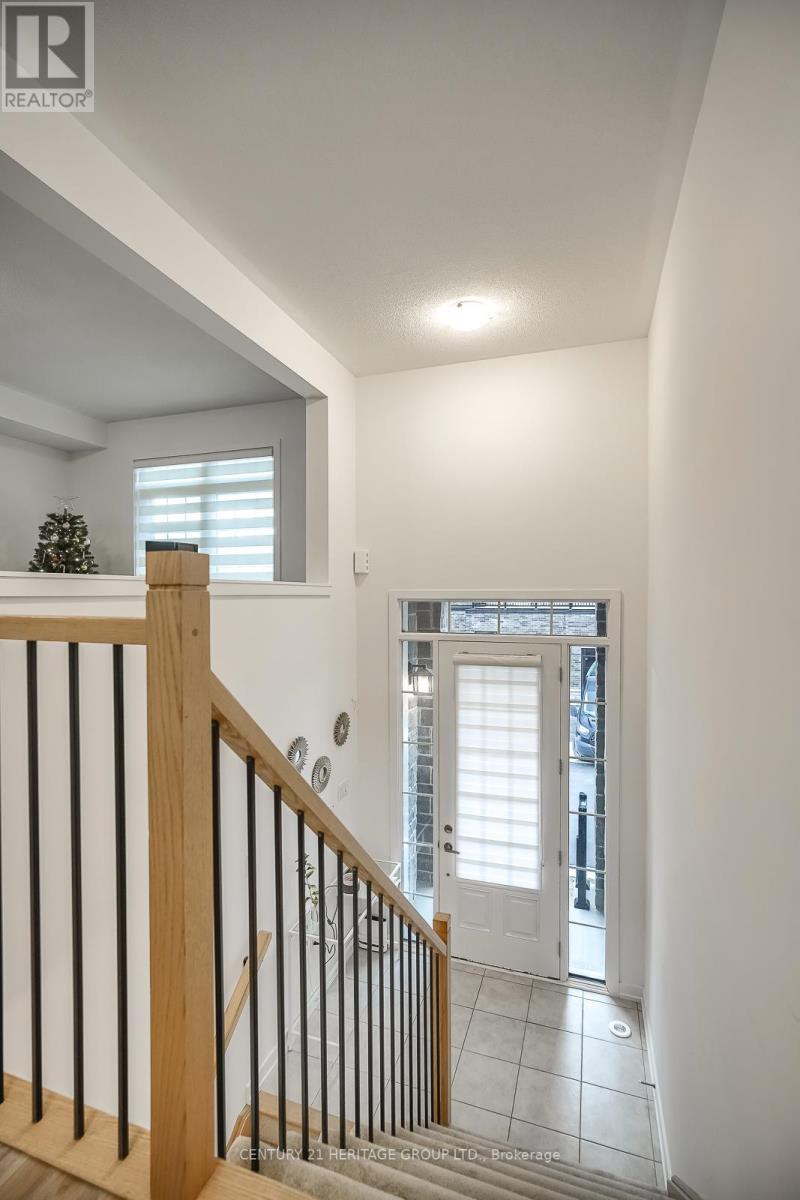 125 Lyall Stokes Circle, East Gwillimbury, Ontario  L0G 1M0 - Photo 5 - N12418225