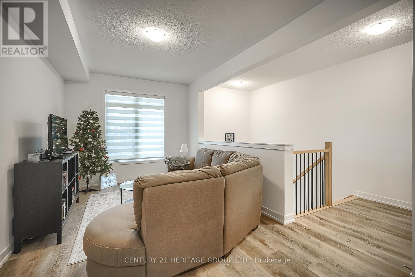 125 Lyall Stokes Circle, East Gwillimbury, Ontario  L0G 1M0 - Photo 6 - N12418225