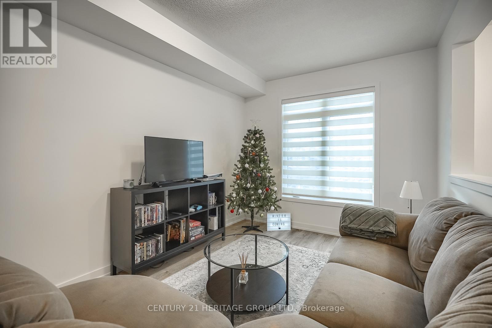 125 Lyall Stokes Circle, East Gwillimbury, Ontario  L0G 1M0 - Photo 8 - N12418225