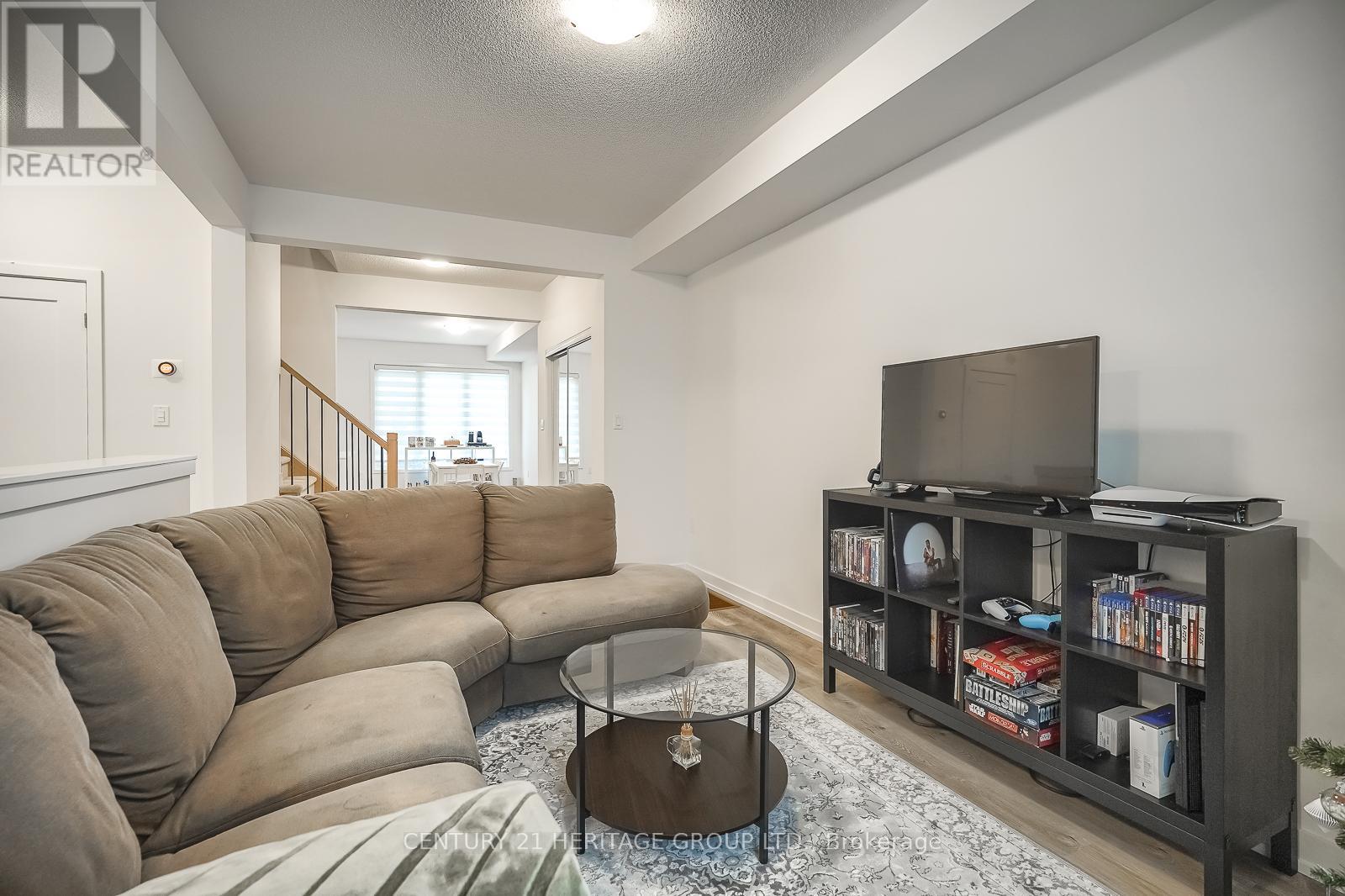 125 Lyall Stokes Circle, East Gwillimbury, Ontario  L0G 1M0 - Photo 9 - N12418225