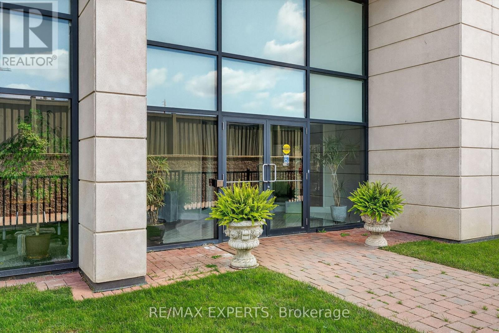 6 - 12 Woodstream Boulevard, Vaughan, Ontario  L4L 8C3 - Photo 4 - N12418284