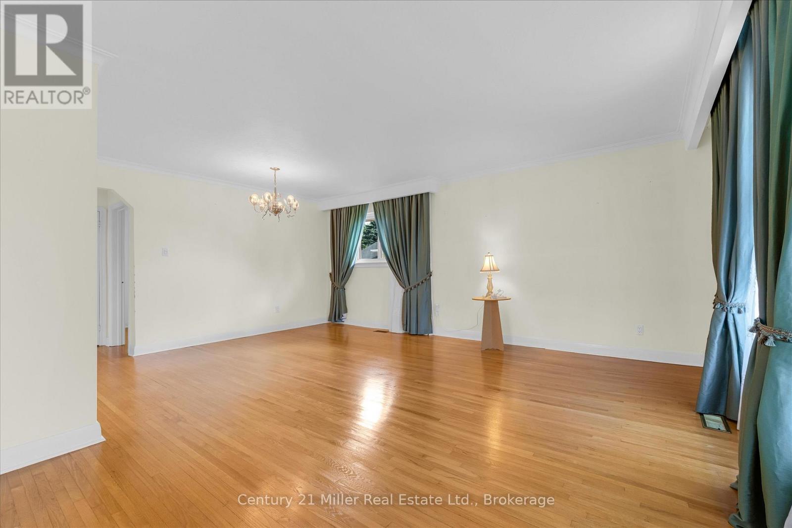 321 Southview Road, Oakville, Ontario  L6K 2P7 - Photo 6 - W12418358