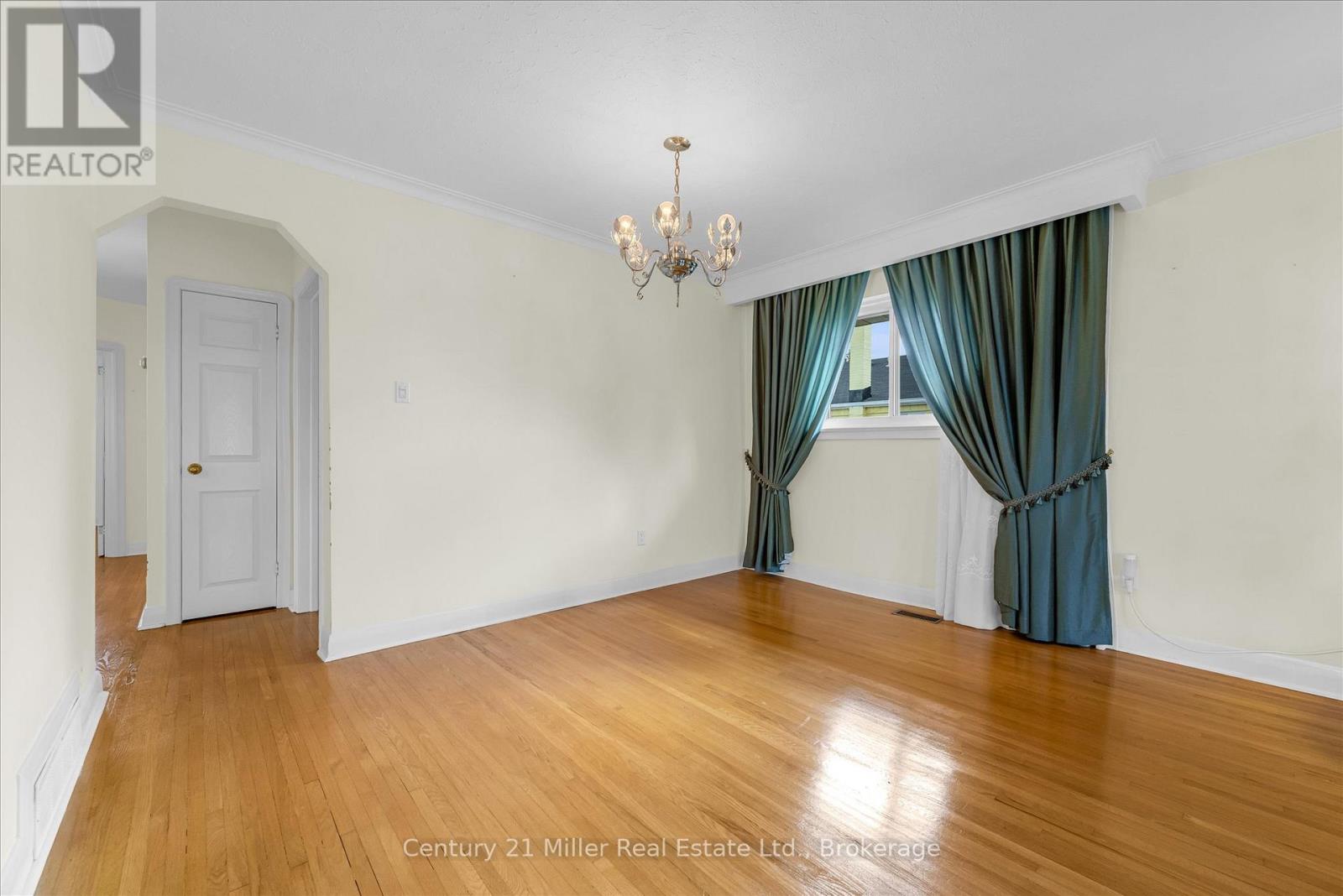 321 Southview Road, Oakville, Ontario  L6K 2P7 - Photo 8 - W12418358