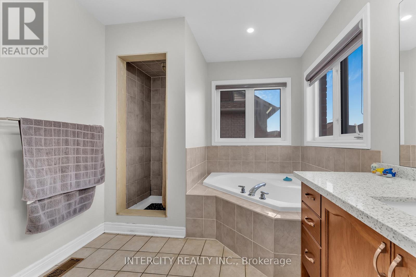 7 Pika Trail, Brampton, Ontario  L6R 2X1 - Photo 34 - W12370907