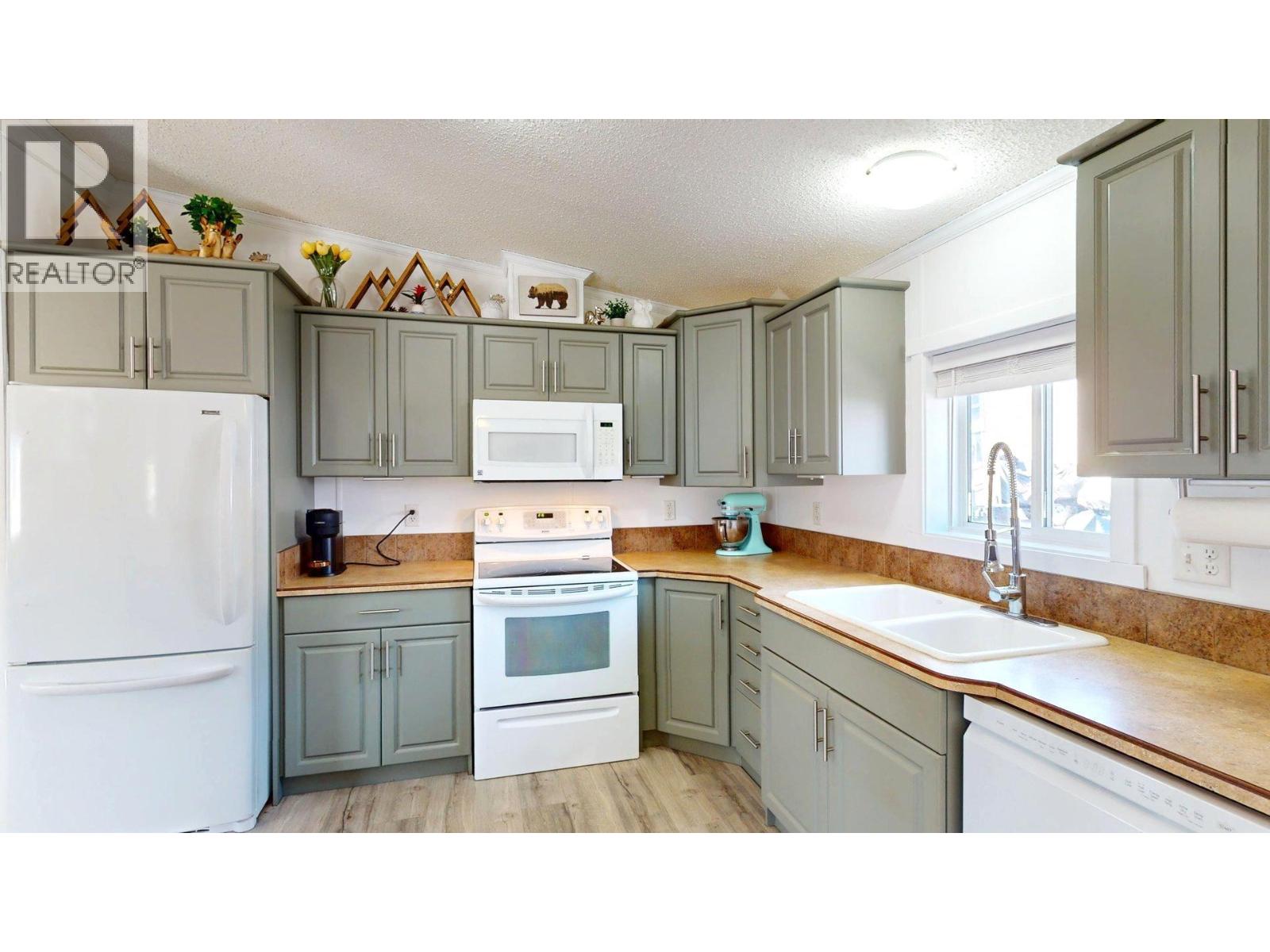 9 Deerborne Drive, Elkford, British Columbia  V0B 1H0 - Photo 12 - 10363676