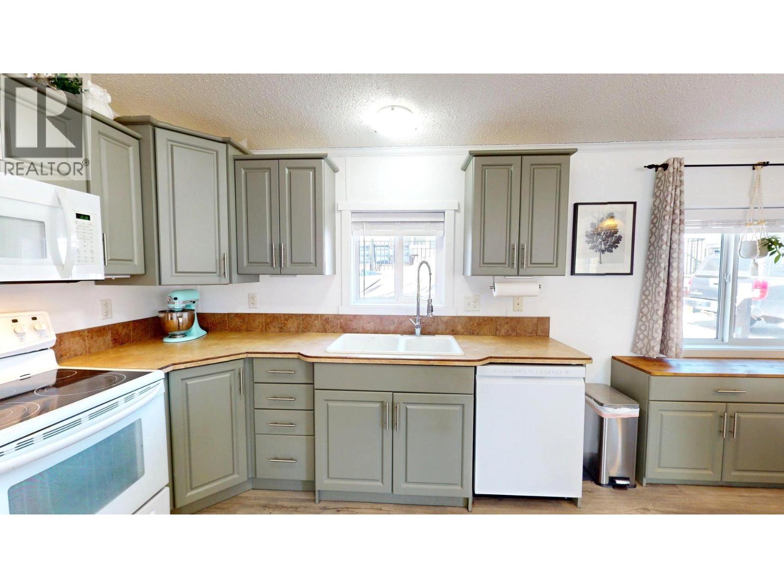 9 Deerborne Drive, Elkford, British Columbia  V0B 1H0 - Photo 14 - 10363676