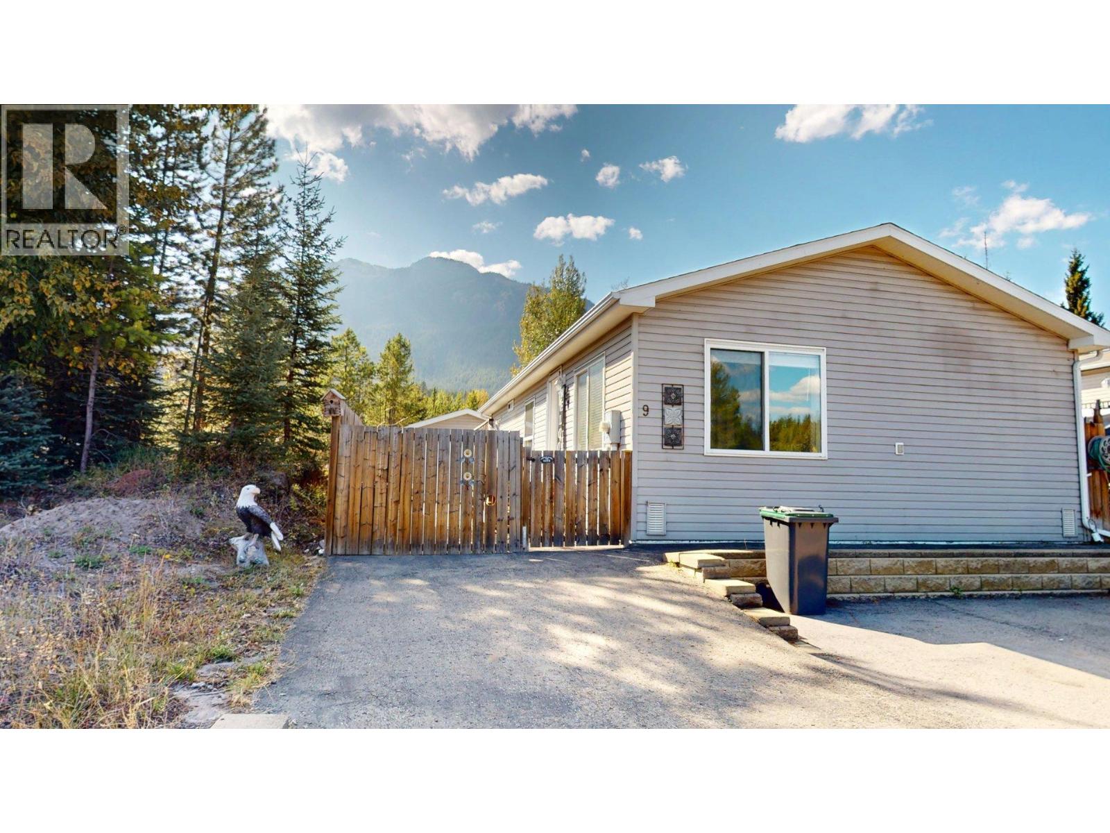 9 Deerborne Drive, Elkford, British Columbia  V0B 1H0 - Photo 2 - 10363676