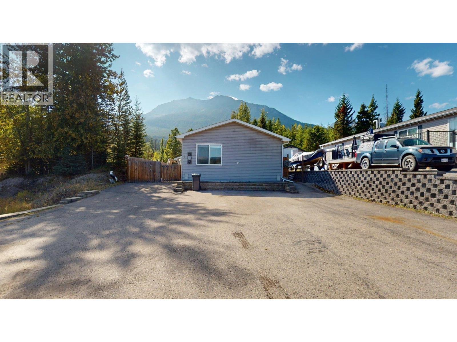 9 Deerborne Drive, Elkford, British Columbia  V0B 1H0 - Photo 30 - 10363676