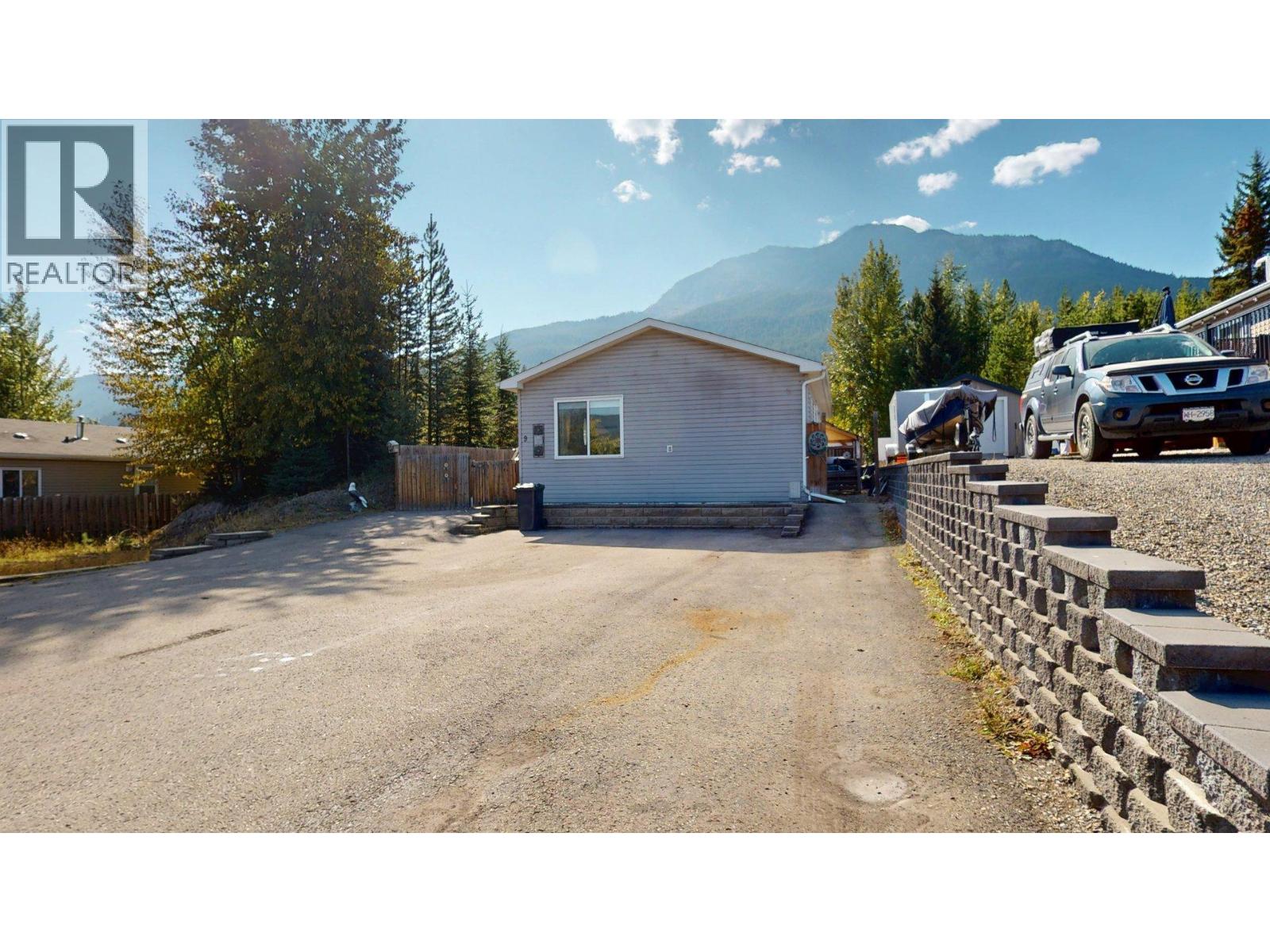 9 Deerborne Drive, Elkford, British Columbia  V0B 1H0 - Photo 31 - 10363676
