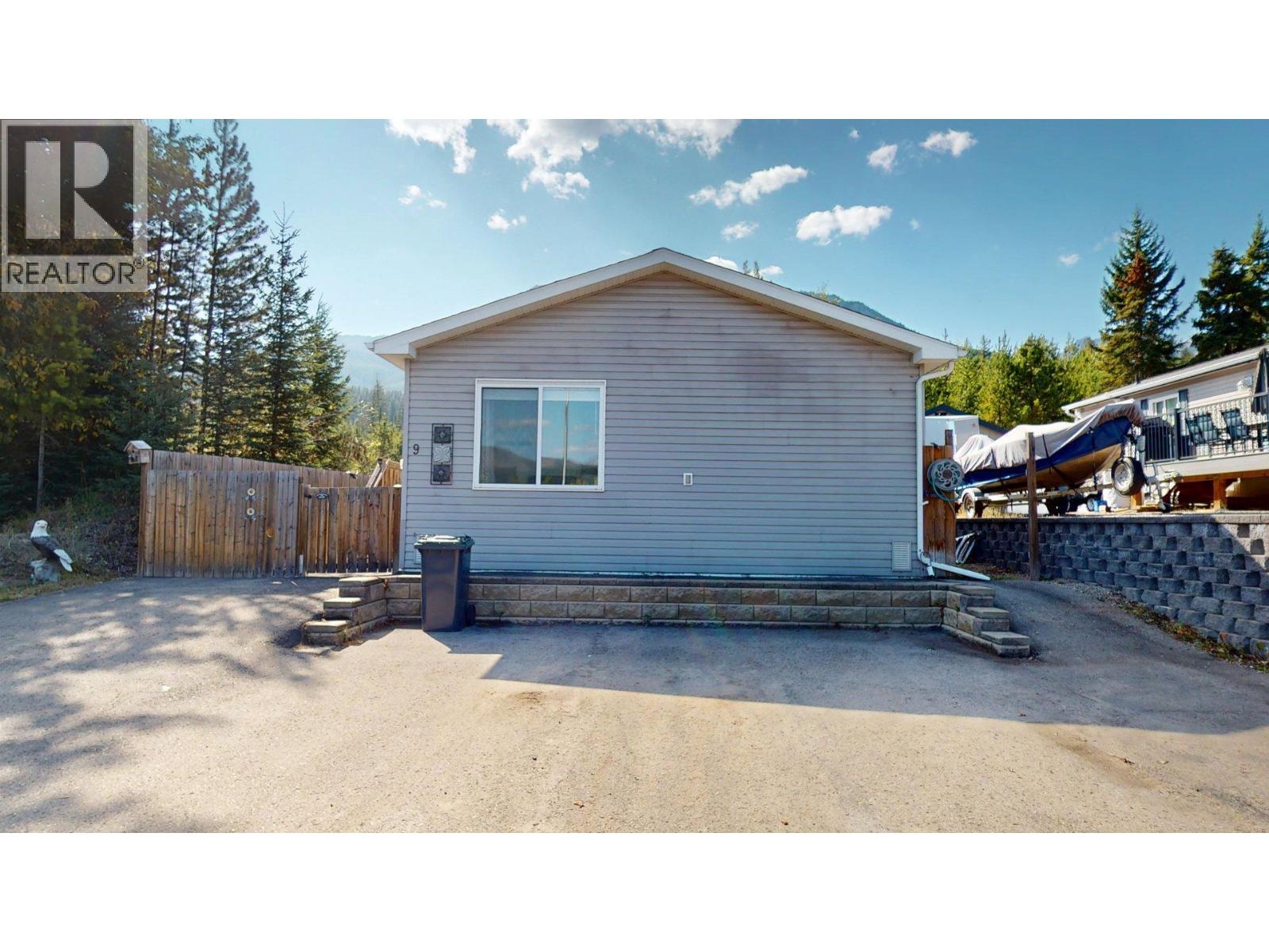 9 Deerborne Drive, Elkford, British Columbia  V0B 1H0 - Photo 32 - 10363676