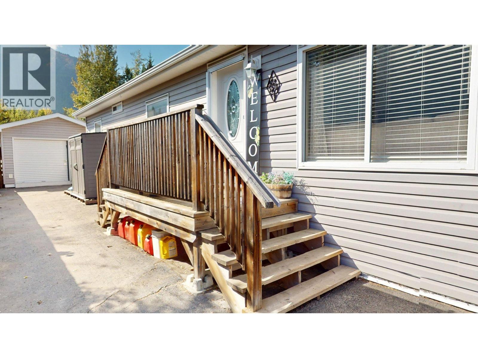 9 Deerborne Drive, Elkford, British Columbia  V0B 1H0 - Photo 34 - 10363676