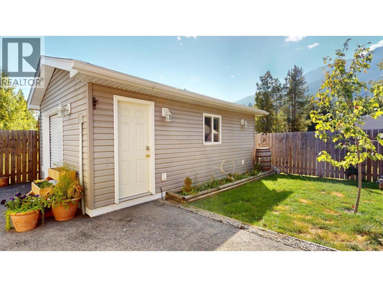 9 Deerborne Drive, Elkford, British Columbia  V0B 1H0 - Photo 37 - 10363676