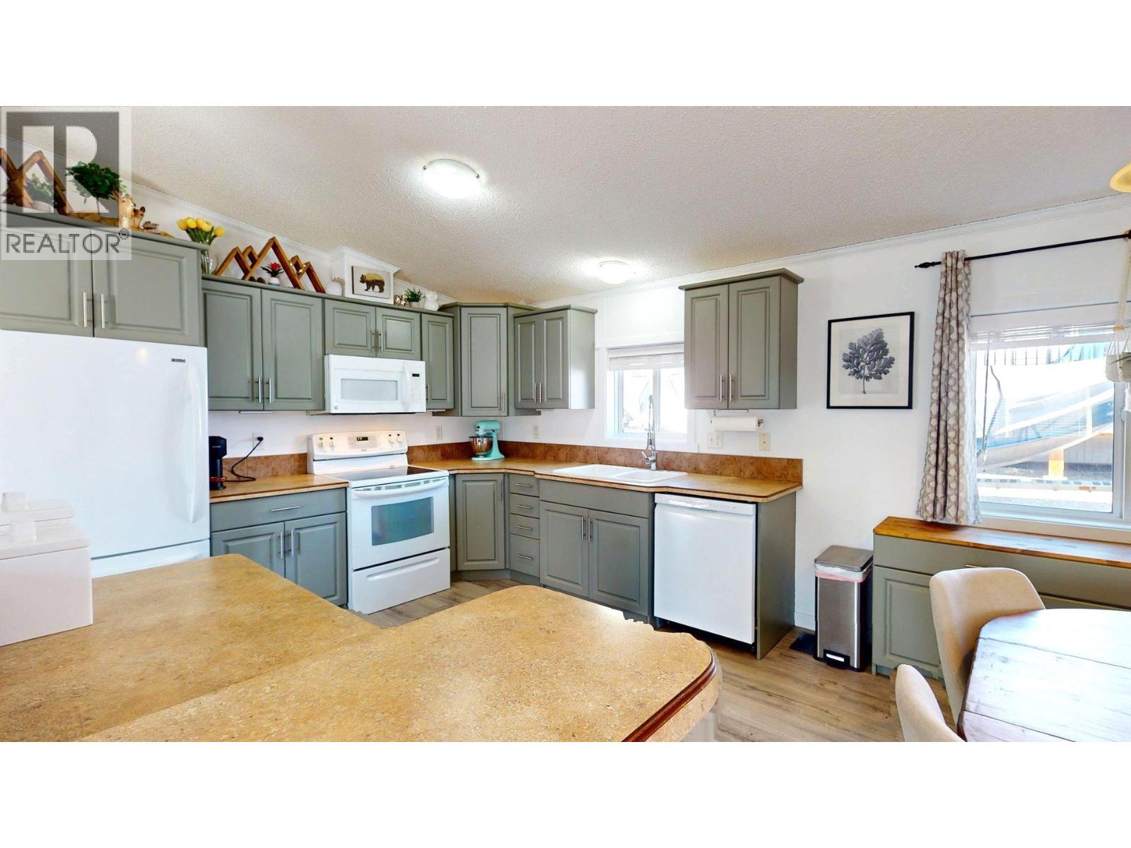 9 Deerborne Drive, Elkford, British Columbia  V0B 1H0 - Photo 9 - 10363676