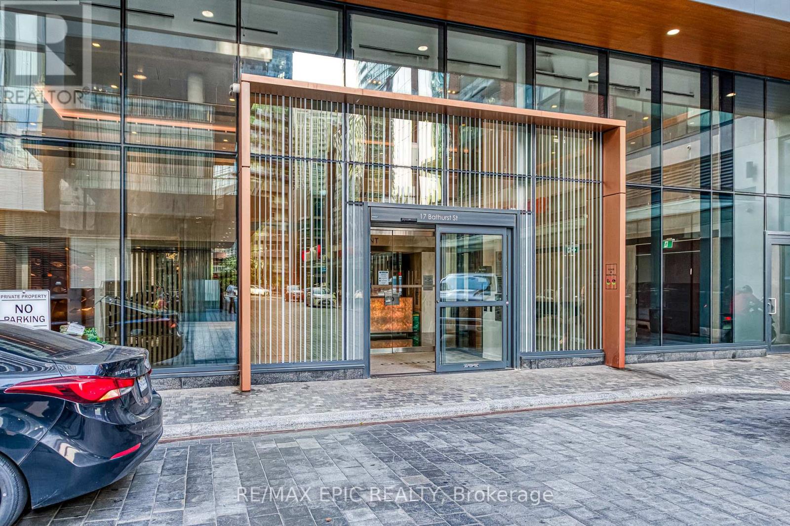 810 - 17 Bathurst Street, Toronto, Ontario  M5V 0N1 - Photo 3 - C12418352