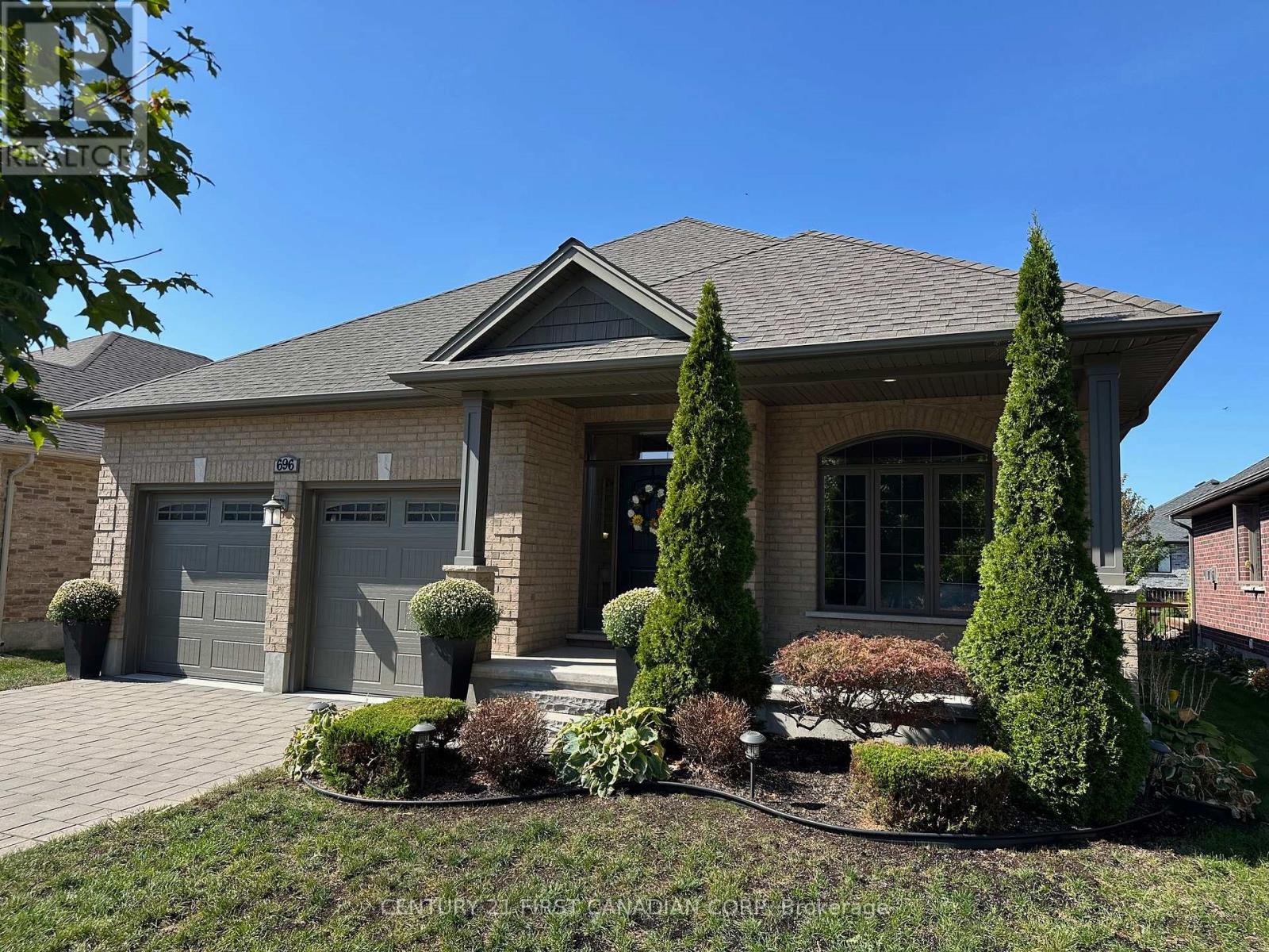 696 Bennett Crescent, Strathroy-Caradoc, Ontario  N0L 1W0 - Photo 1 - X12418481