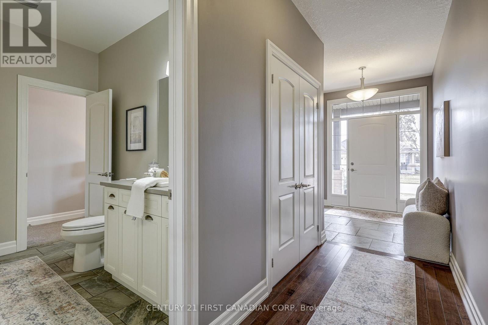 696 Bennett Crescent, Strathroy-Caradoc, Ontario  N0L 1W0 - Photo 4 - X12418481