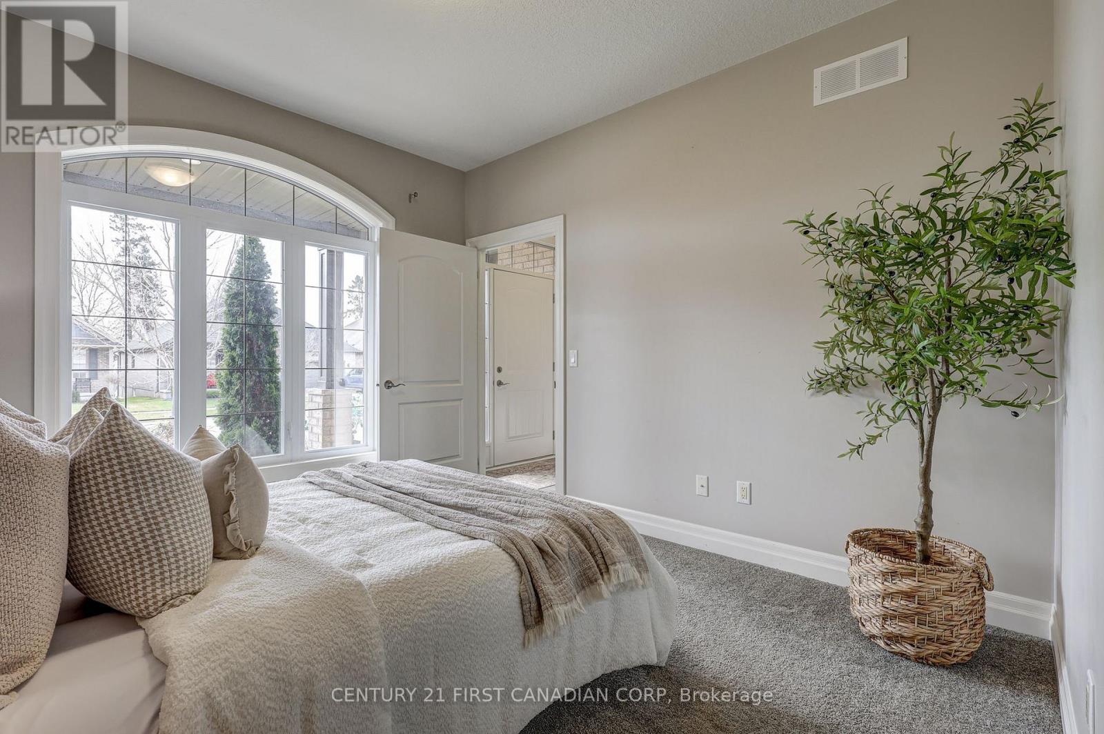 696 Bennett Crescent, Strathroy-Caradoc, Ontario  N0L 1W0 - Photo 8 - X12418481