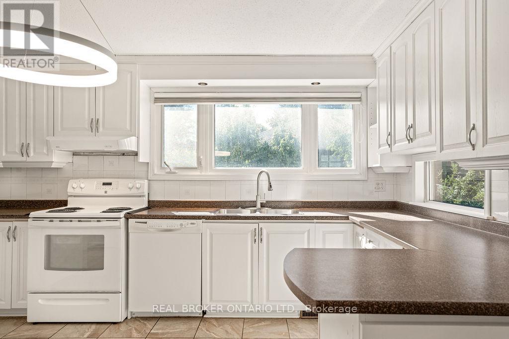 99 Queensline Drive, Ottawa, Ontario  K2H 7J6 - Photo 12 - X12418523