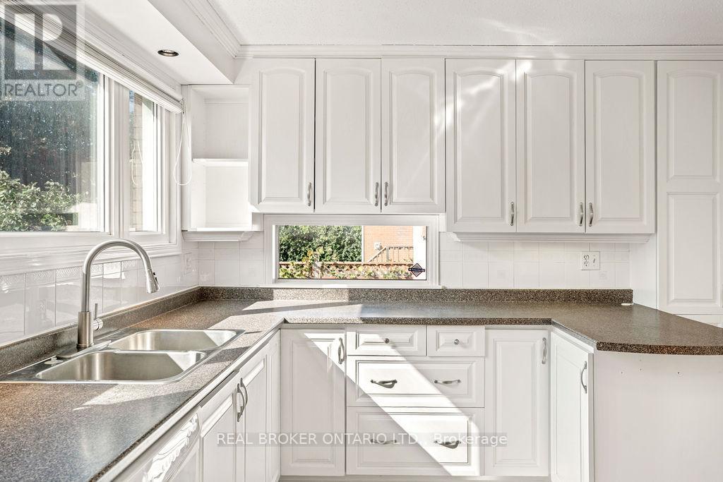 99 Queensline Drive, Ottawa, Ontario  K2H 7J6 - Photo 13 - X12418523