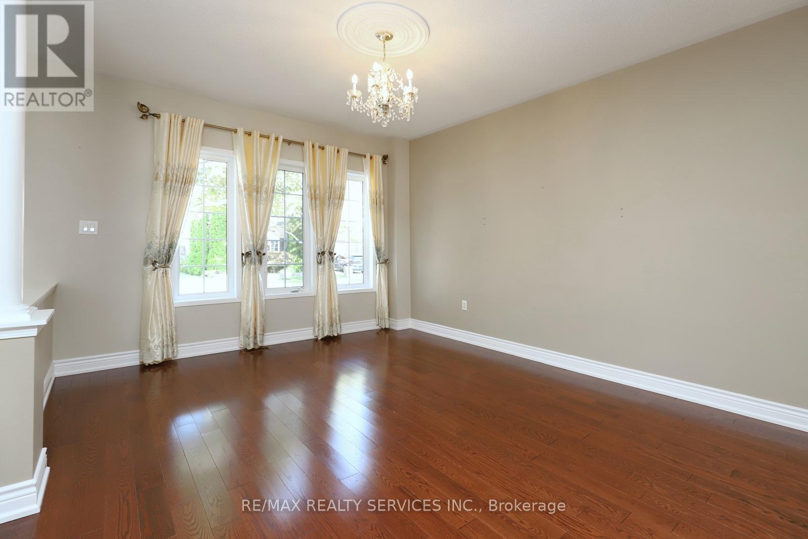 17 Ballantyne Drive, Ajax, Ontario  L1T 4H6 - Photo 5 - E12418347