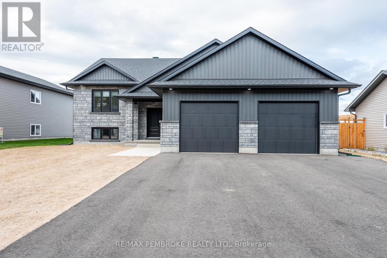 144 Chad Street, Petawawa, Ontario  K8H 0G8 - Photo 1 - X12418452
