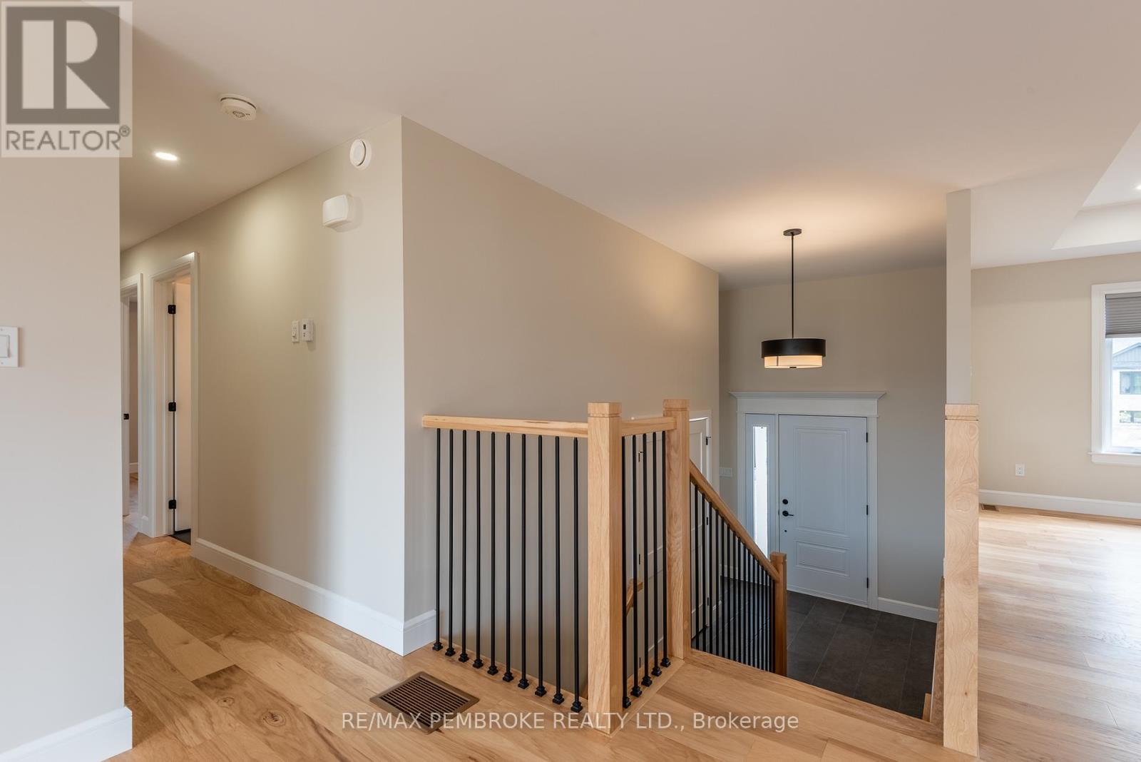 144 Chad Street, Petawawa, Ontario  K8H 0G8 - Photo 11 - X12418452