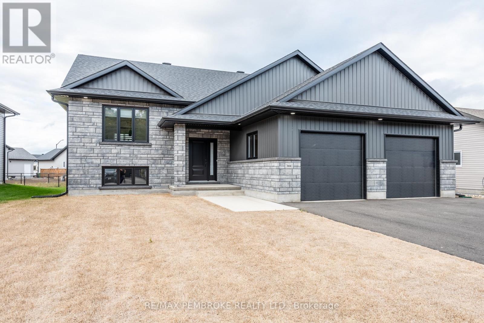 144 Chad Street, Petawawa, Ontario  K8H 0G8 - Photo 2 - X12418452