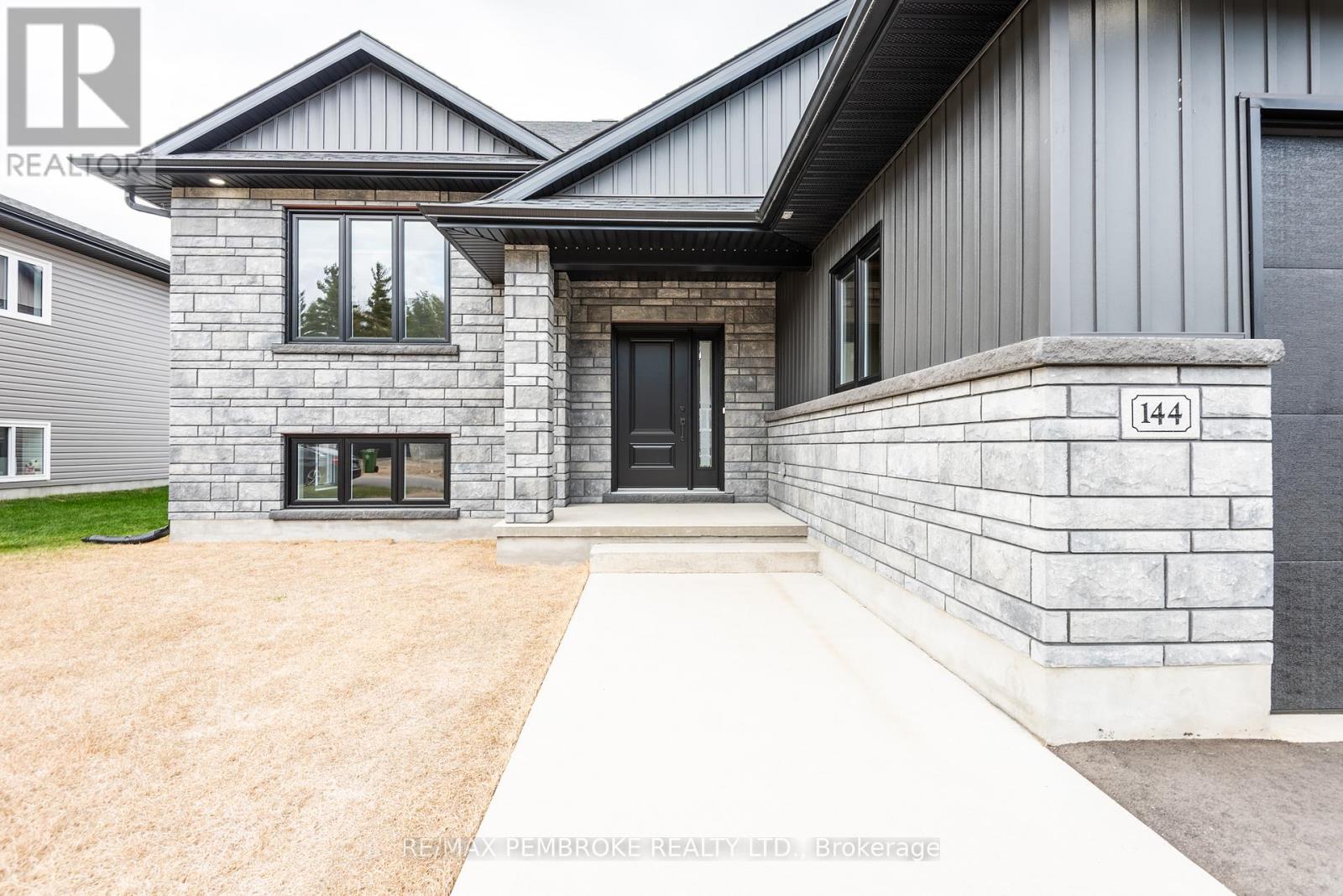 144 Chad Street, Petawawa, Ontario  K8H 0G8 - Photo 3 - X12418452