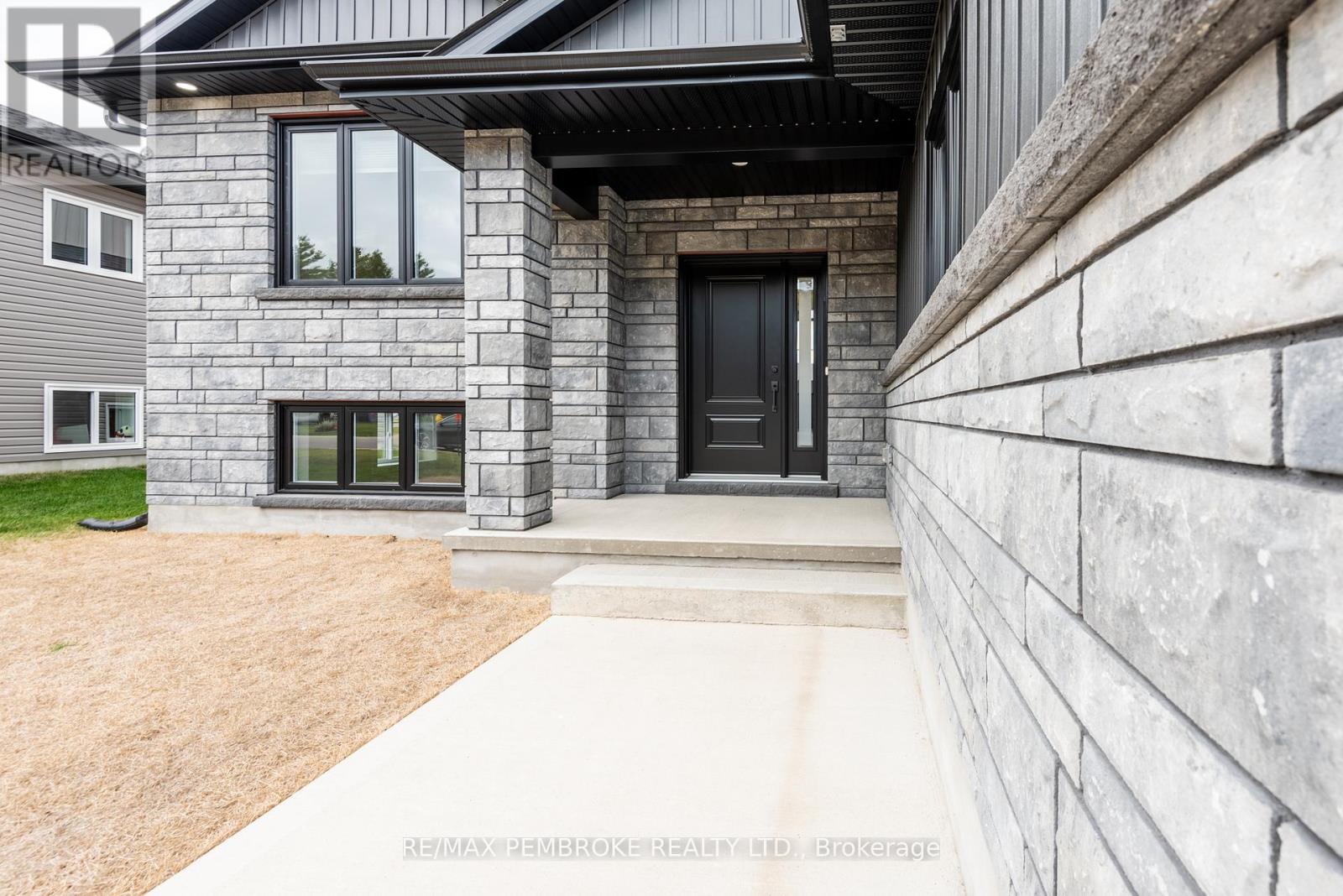 144 Chad Street, Petawawa, Ontario  K8H 0G8 - Photo 4 - X12418452