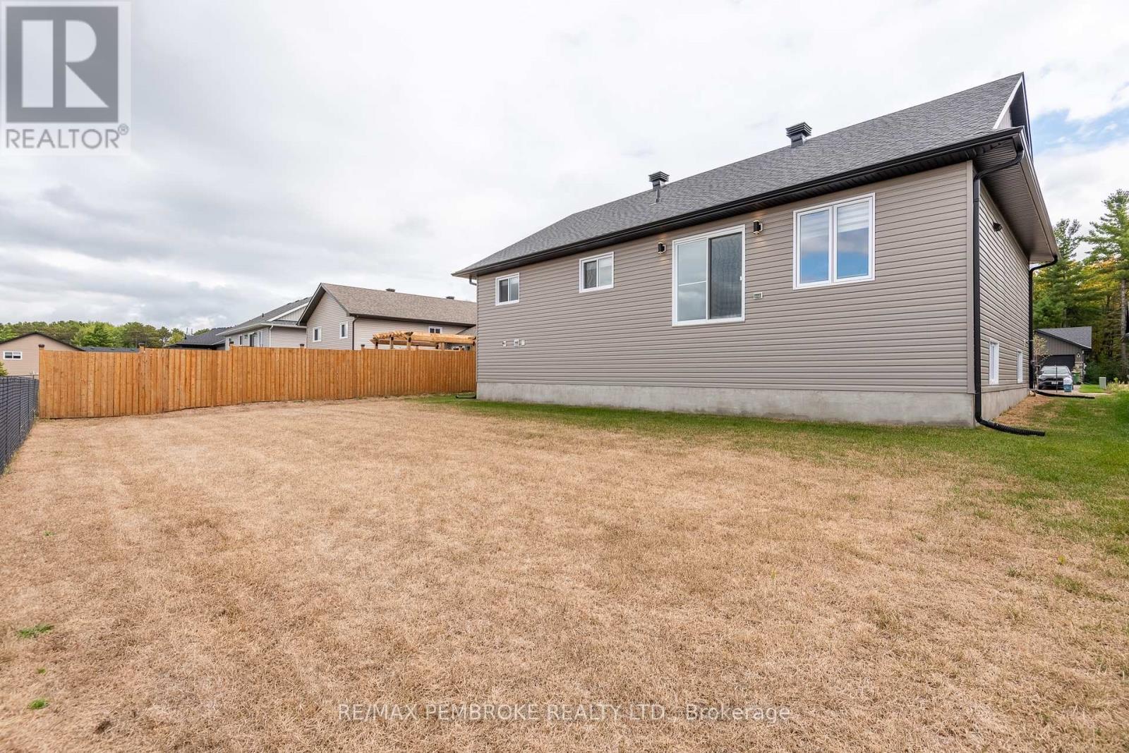 144 Chad Street, Petawawa, Ontario  K8H 0G8 - Photo 6 - X12418452