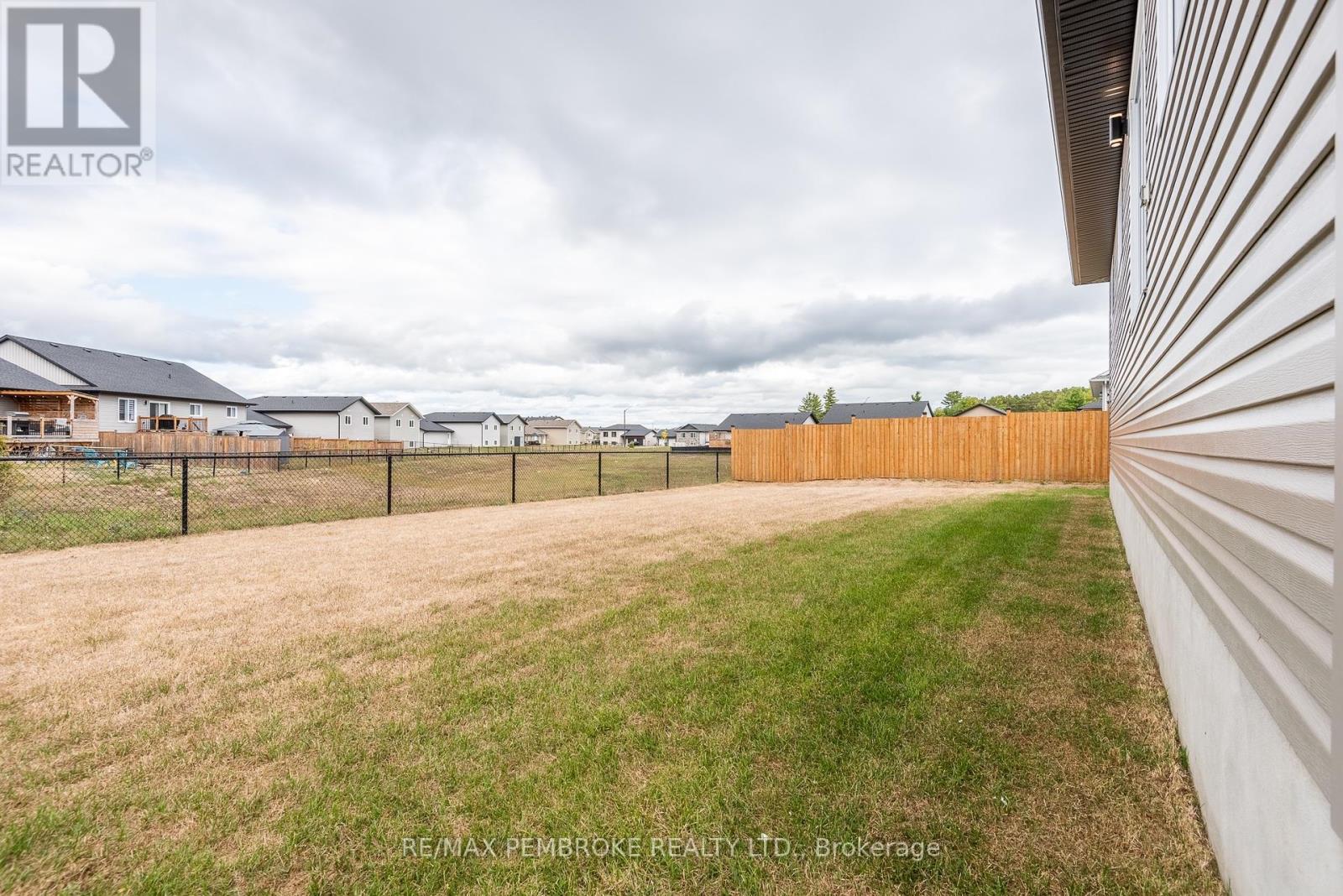 144 Chad Street, Petawawa, Ontario  K8H 0G8 - Photo 7 - X12418452