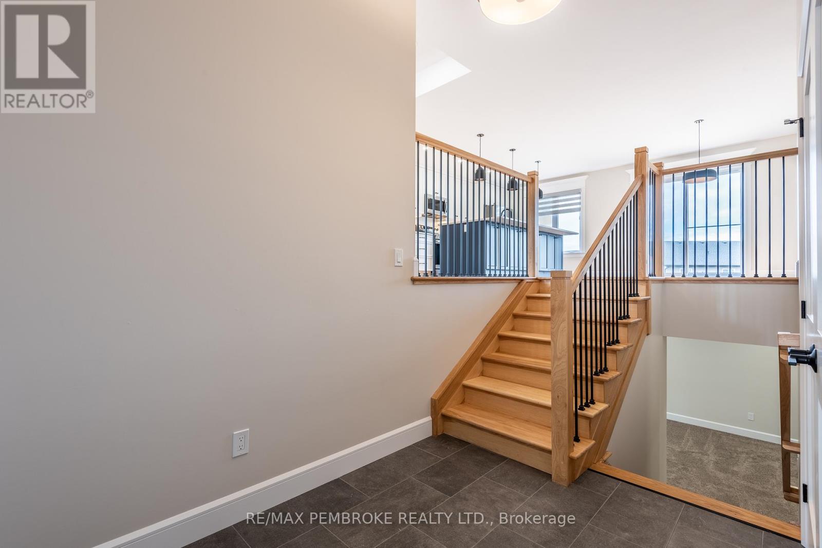 144 Chad Street, Petawawa, Ontario  K8H 0G8 - Photo 8 - X12418452