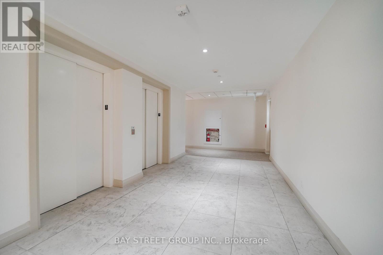 327 - 101 Cathedral High Street, Markham, Ontario  L6C 3L8 - Photo 4 - N12418391