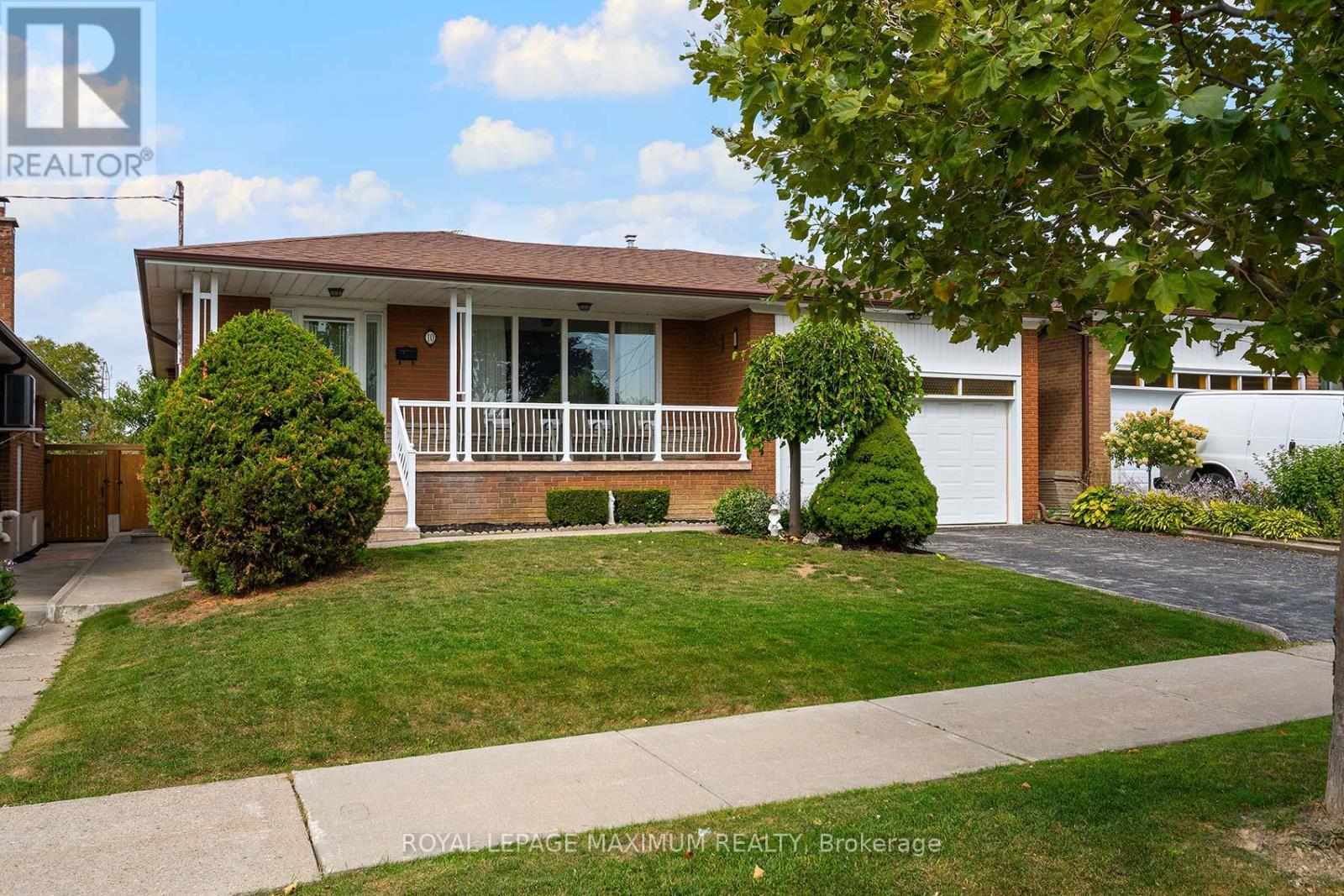 10 GATESGILL CRESCENT, Toronto, Ontario